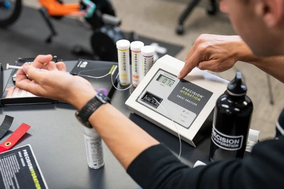 汗の分析を行っている様子