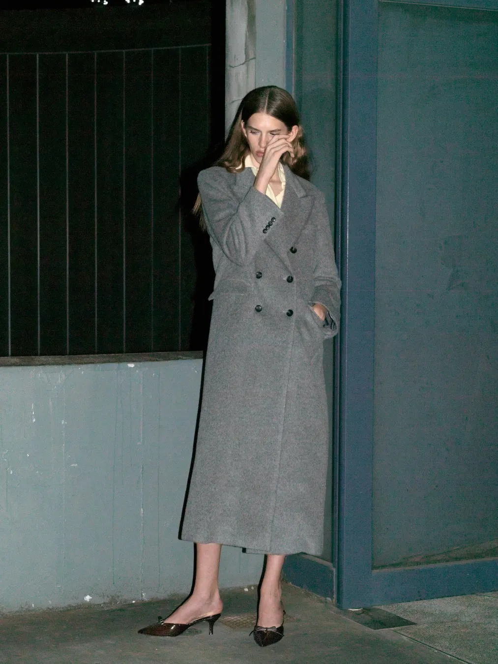 グレーのコートを着た女性