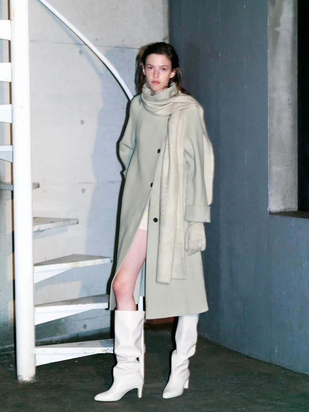 ベージュのコートを着た女性