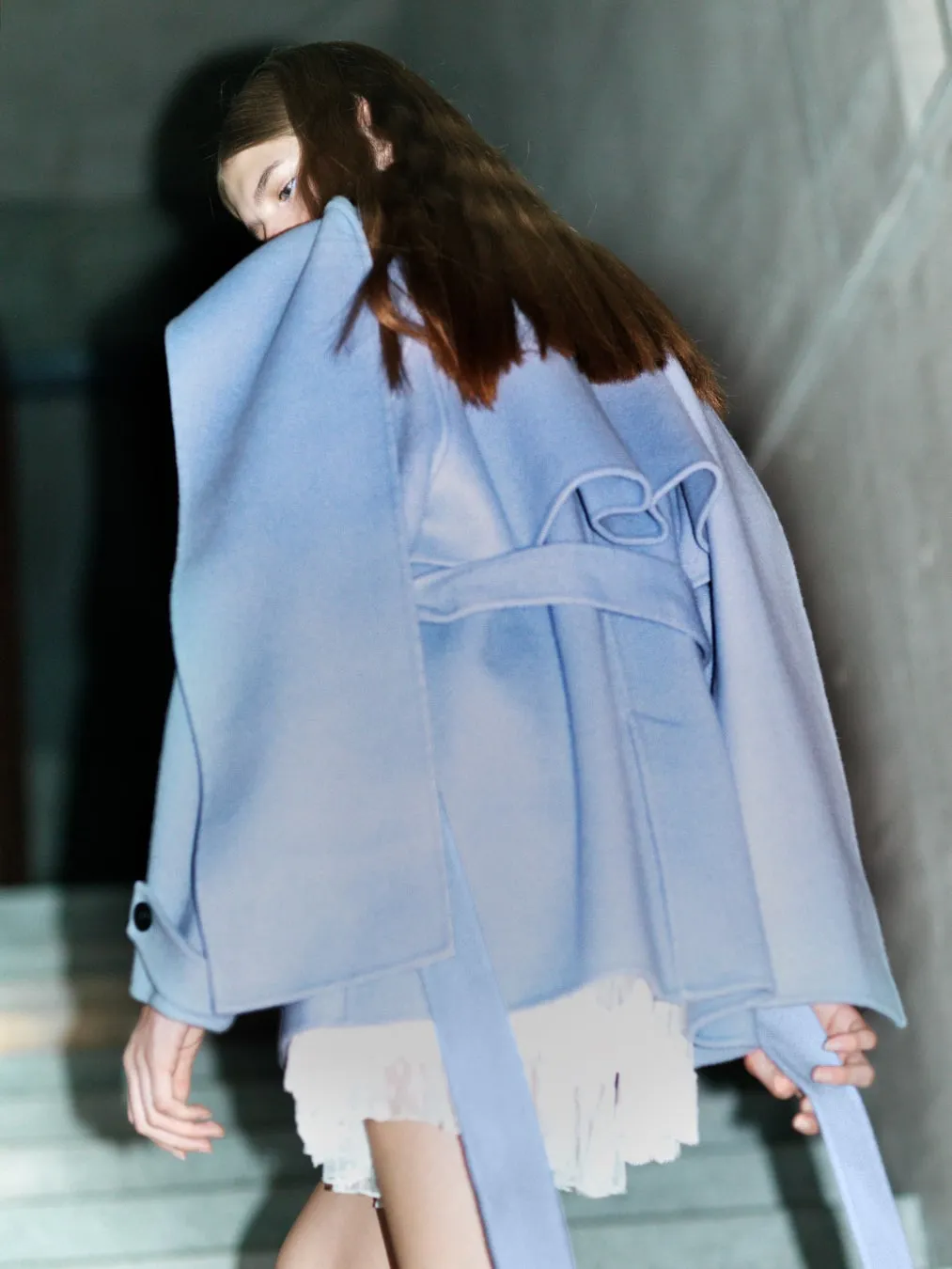 水色のコートを着た女性