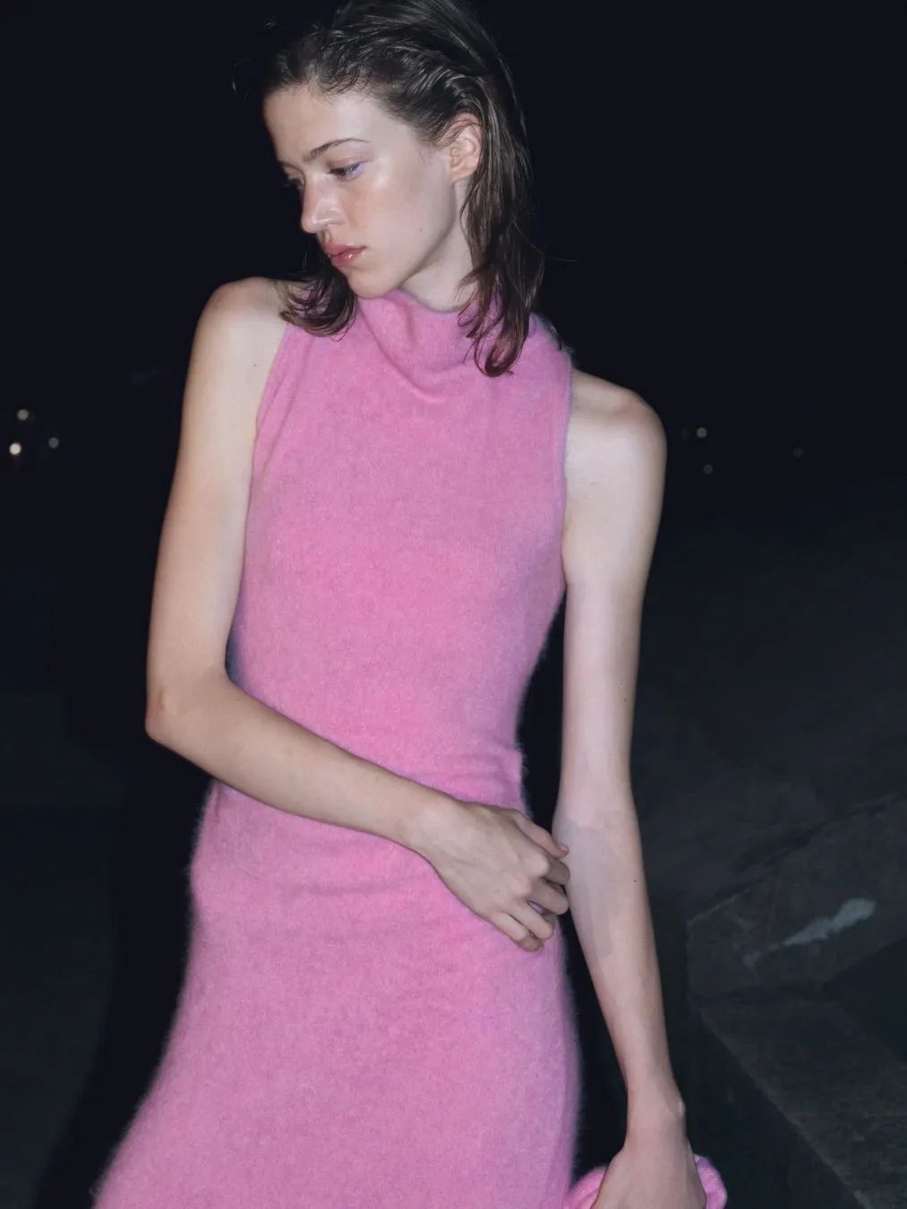 ピンクのドレスを着た女性がポーズ