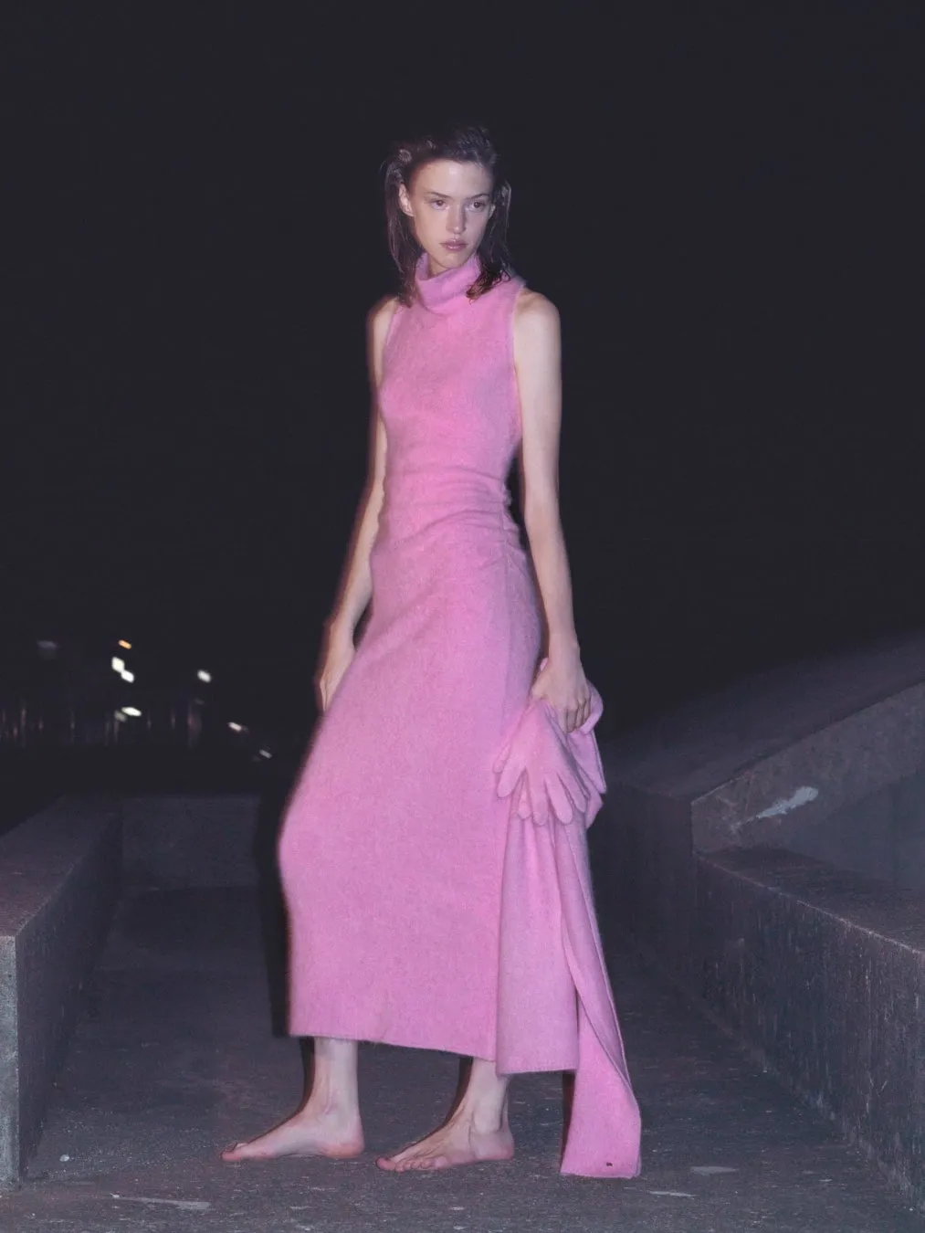 ピンクのドレスを着た女性