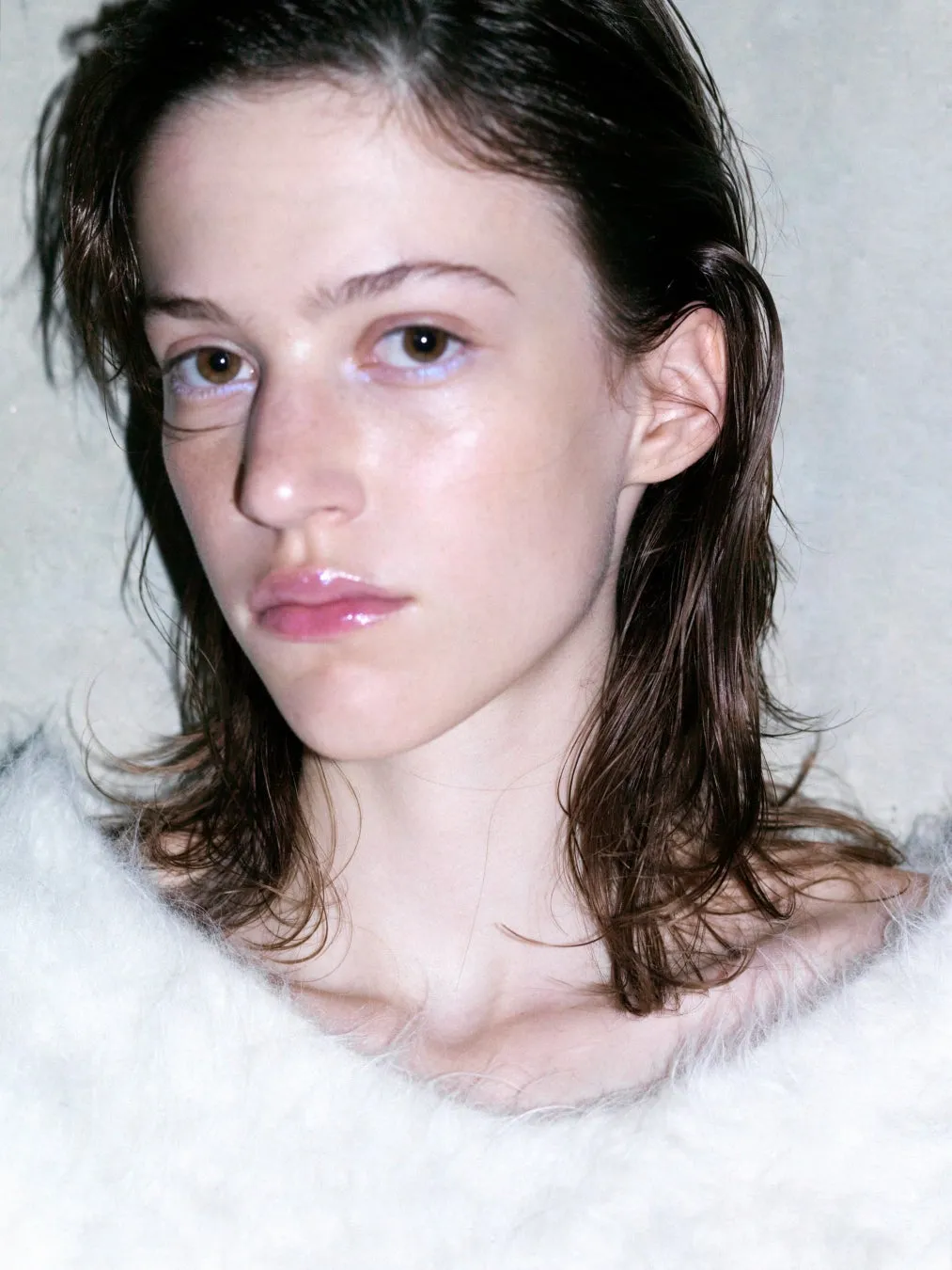 白い服を着た女性のポートレート