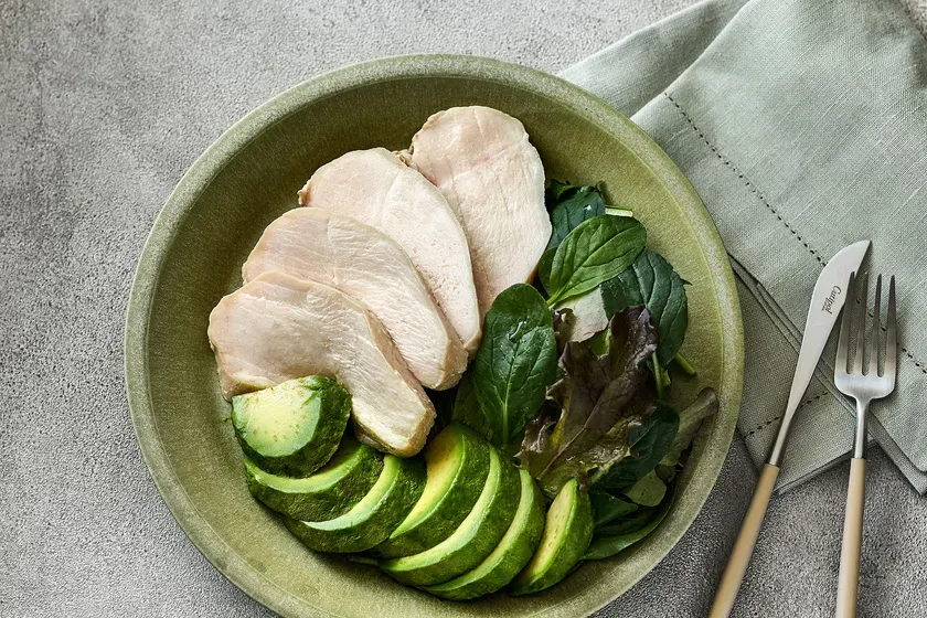 鶏むね肉とアボカド、サラダのヘルシーなワンプレート。