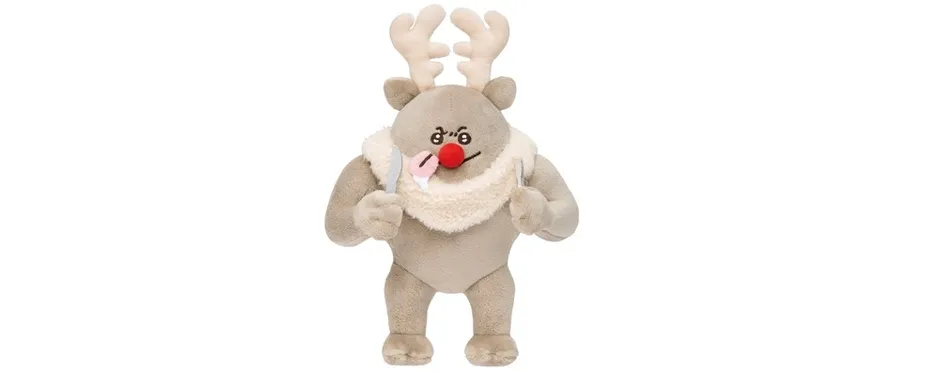 トナカイのぬいぐるみが、スプーンとフォークを持って立っています