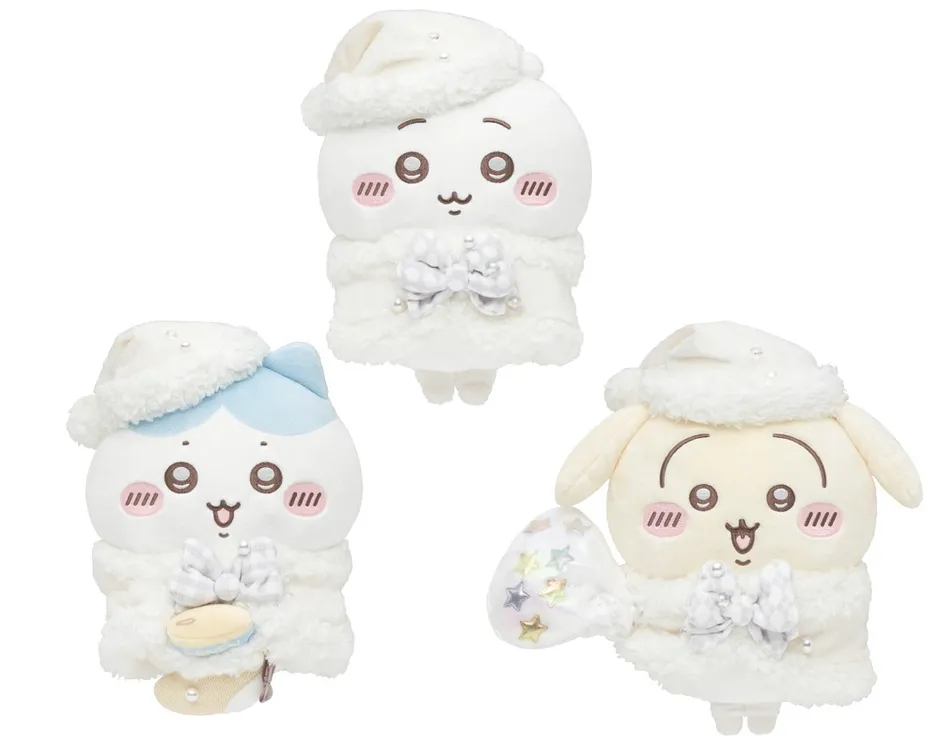 白いサンタクロースの衣装を着た、猫、ウサギ、羊のぬいぐるみ3体