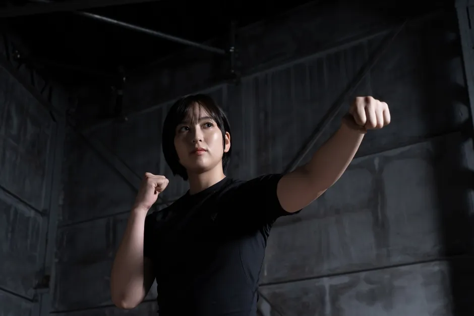 女性がパンチのポーズをとっている画像