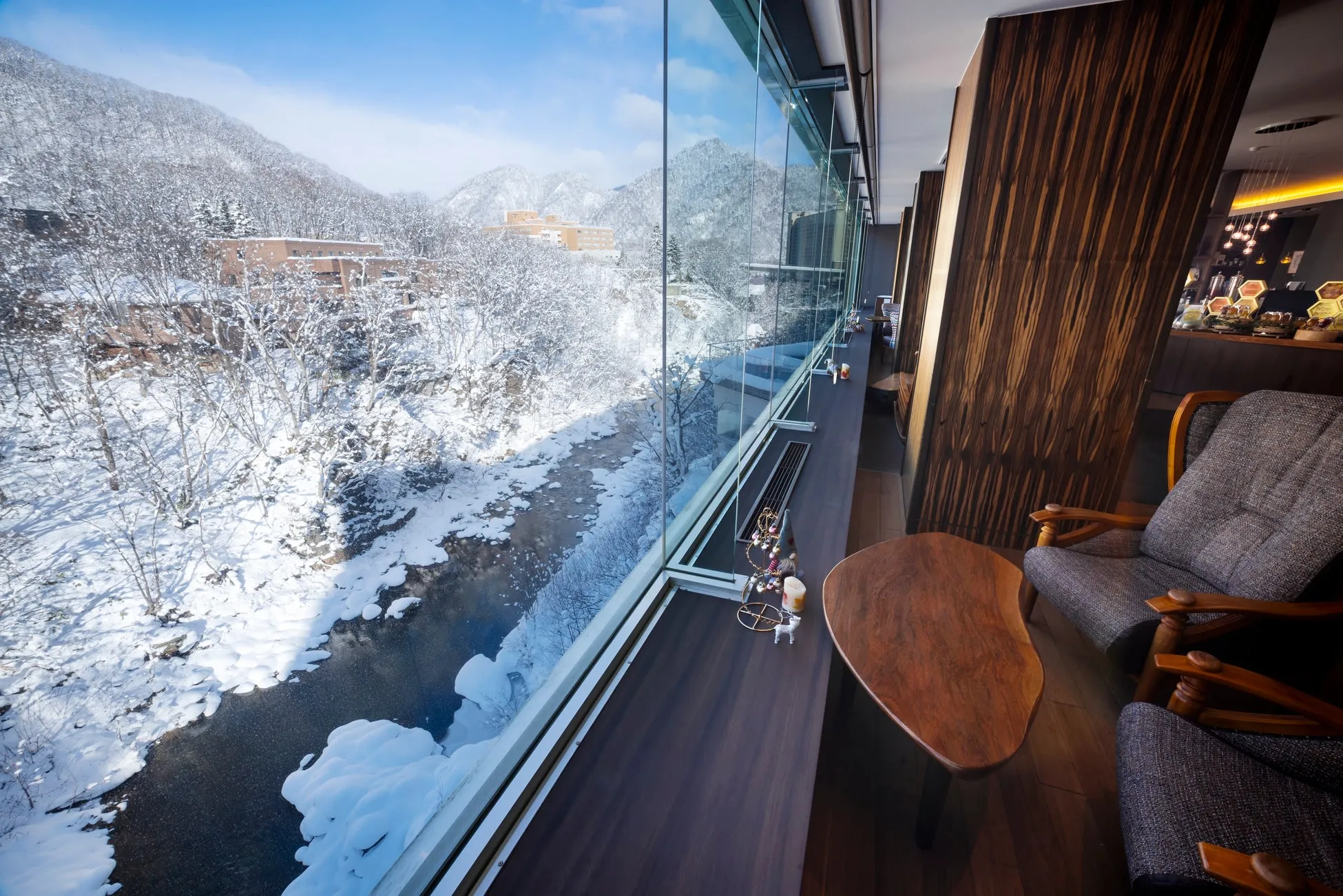 窓から雪景色を眺めるホテルのラウンジ