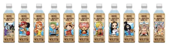 ワンピースのキャラクターが描かれたミネラルウォーターのボトル