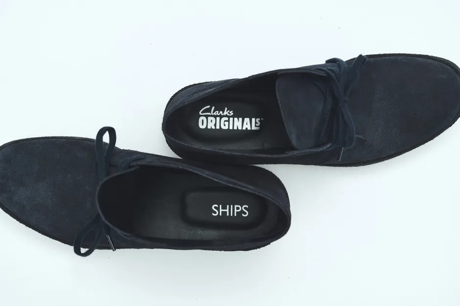 クラークスとシップスのコラボレーションによる、ネイビーのスエードチャッカブーツの画像です。