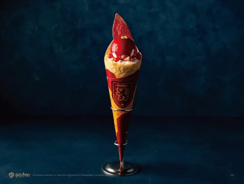 ハリーポッターのグリフィンドールのテーマにしたデザート。コーン型の容器に入ったデザートで、赤いソースとトッピングが特徴的です。