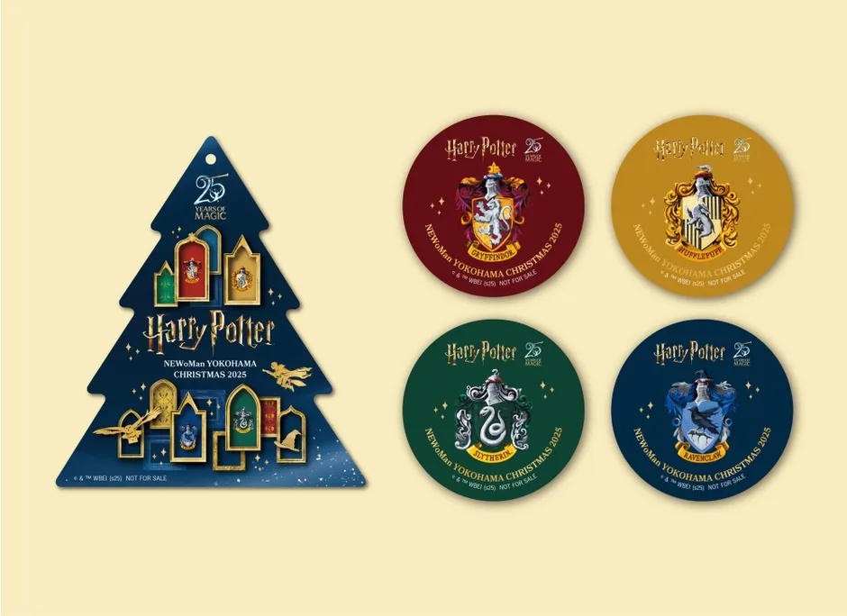 ハリーポッターのクリスマス限定グッズの画像です。クリスマスツリーの形をした飾りと、各寮の紋章が描かれたコースターが写っています。