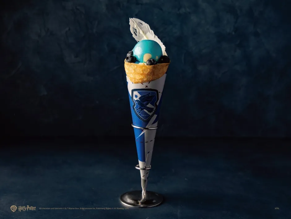 ハリーポッターをテーマにしたデザート。青いアイスクリームがトッピングされた、ハリーポッターのロゴ入りのコーンが特徴的。