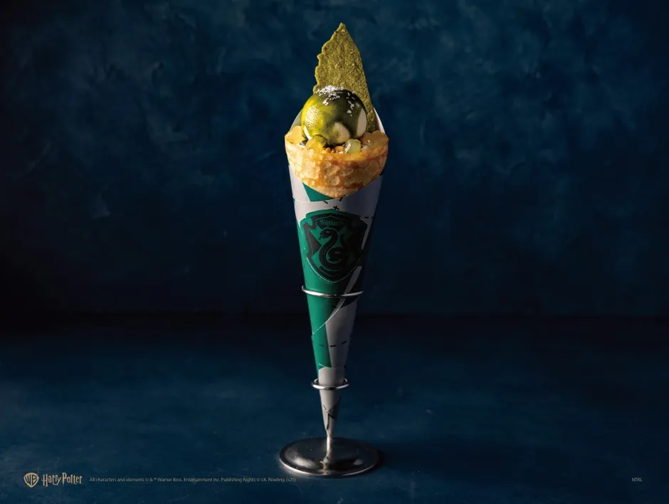 ハリーポッターのスリザリンをモチーフにした、抹茶アイスとクッキーコーンのアイスクリーム。