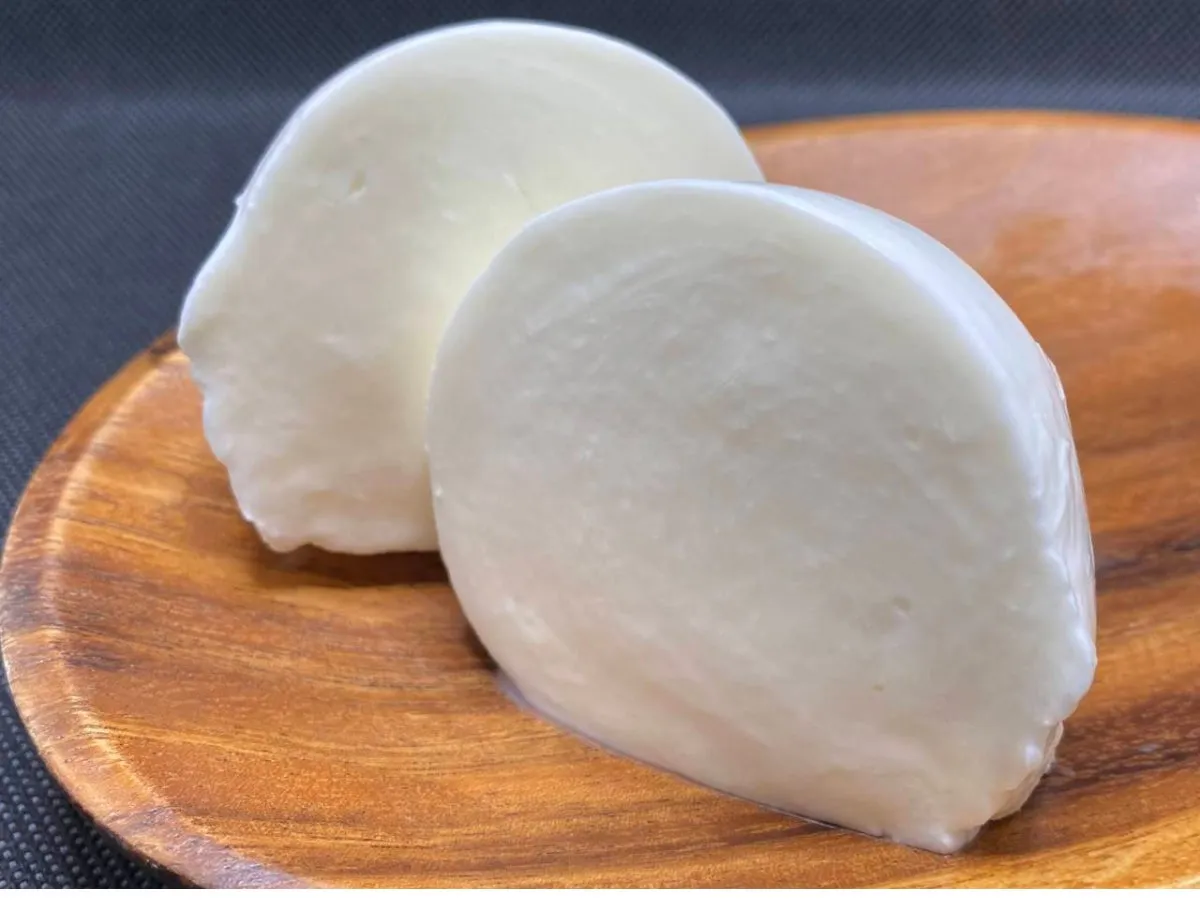 木製の皿に載った、白い丸い食べ物のクローズアップ。