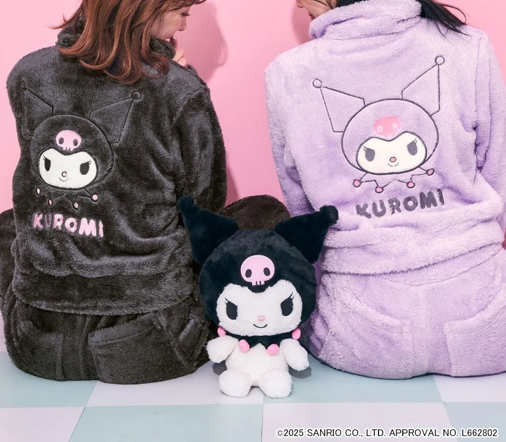 クロミのパジャマを着た女性2人が写っている画像。一人はクロミのぬいぐるみを持っており、もう一人はクロミの顔が描かれたパジャマを着ています。