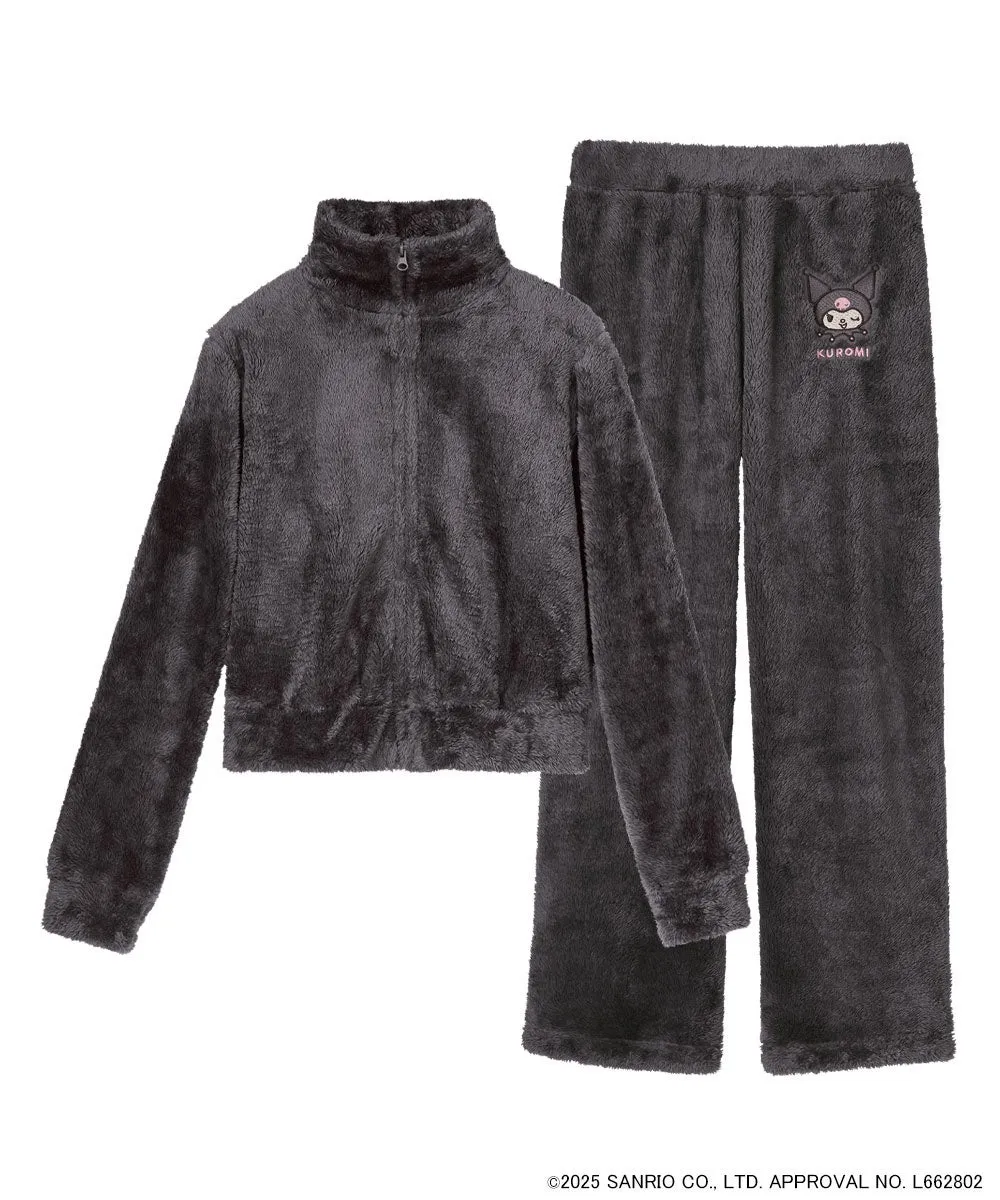 クロミのキャラクターがデザインされた、グレーの長袖ジャケットとパンツのセットアップです。