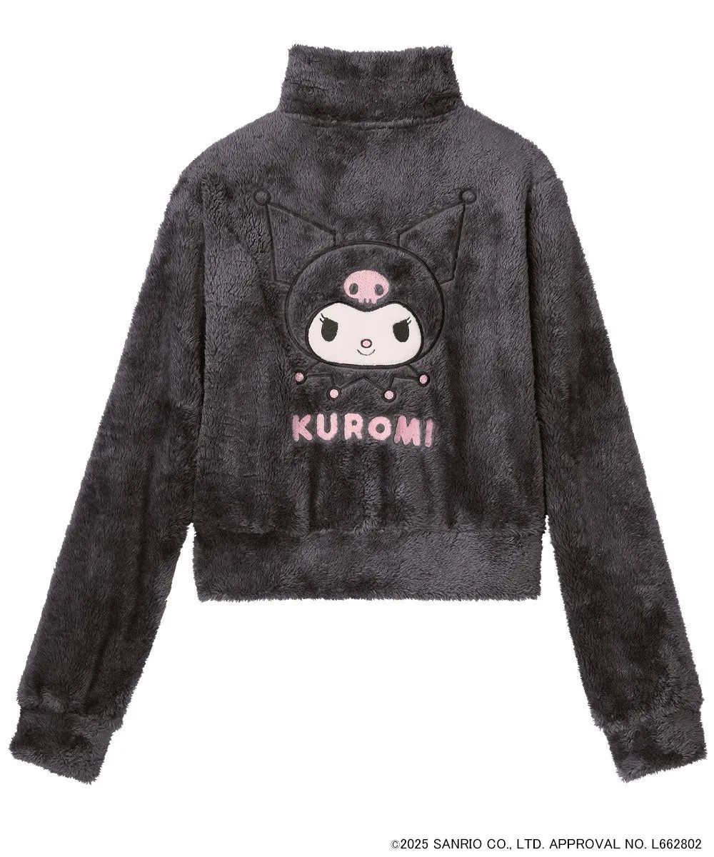 黒いモコモコしたトレーナーの前面に、クロミの顔とKUROMIの文字がプリントされている画像です。