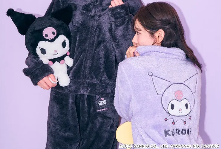 クロミのパジャマを着た2人の女性が写っている画像。一人はクロミのぬいぐるみを持っており、もう一人はクロミの顔が描かれたパジャマを着ています。