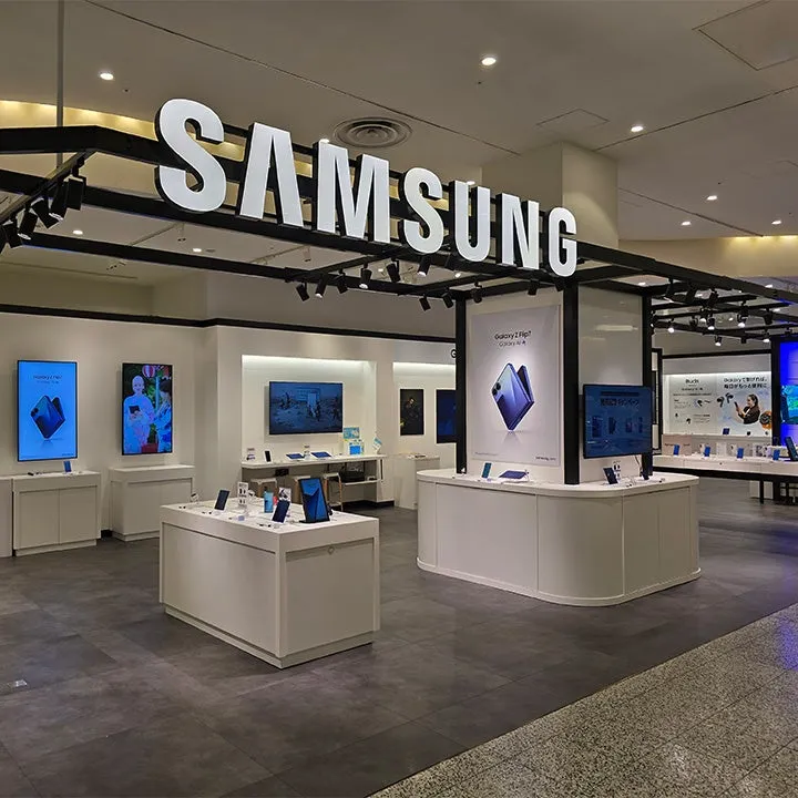 店内には、サムスンのロゴと製品が展示されている様子が写っています。