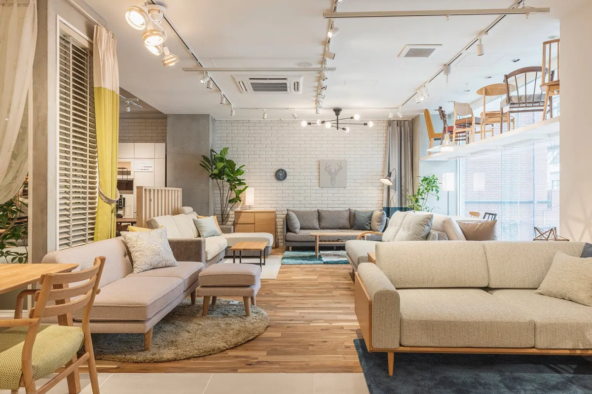 モダンな家具が配置されたリビングルームのインテリア