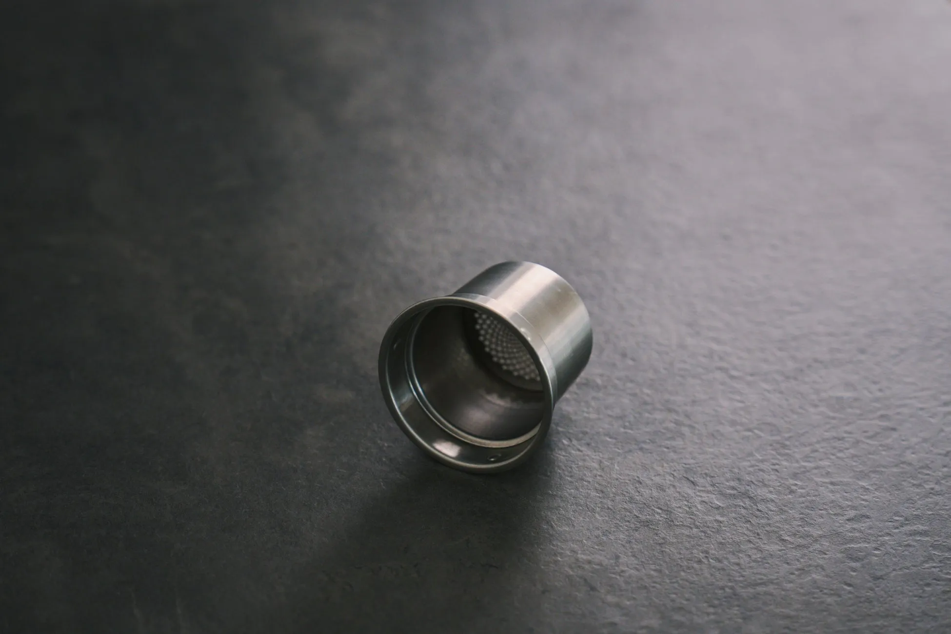 金属製の容器が置かれた写真