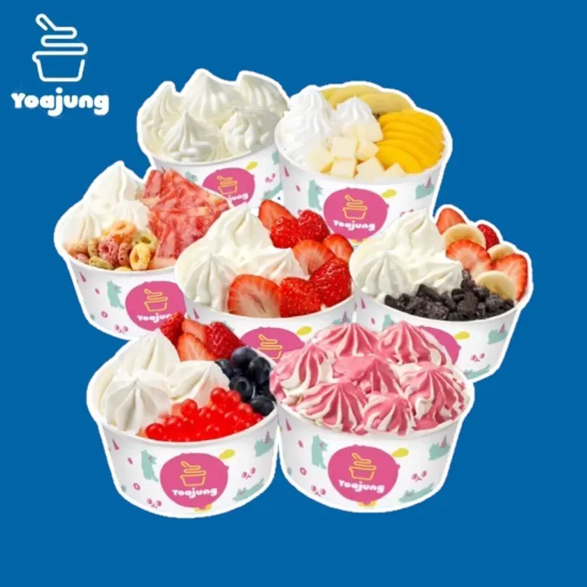 様々なトッピングが施されたヨーグルトアイスの盛り合わせ