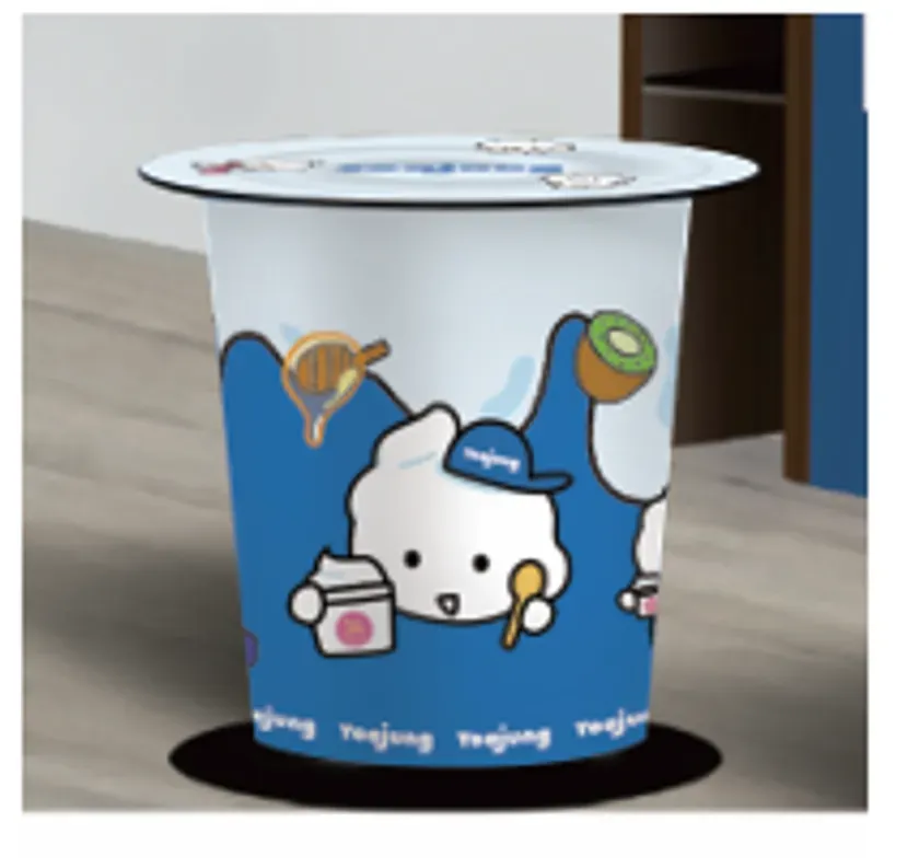 キャラクターが描かれたヨーグルトドリンクのカップ