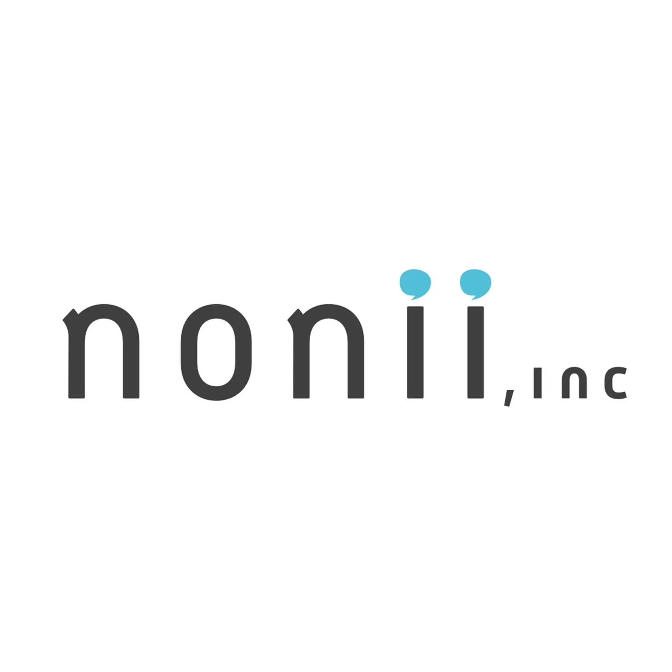 白地に「nonii, inc」と書かれたロゴ。ロゴマークとして、iの上に青い吹き出しのようなデザインが施されている。