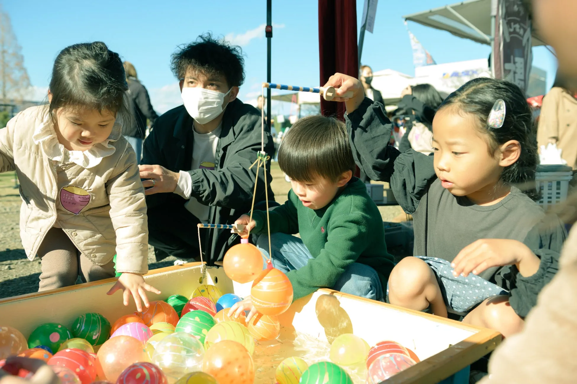 子供たちがヨーヨー釣りをしている様子