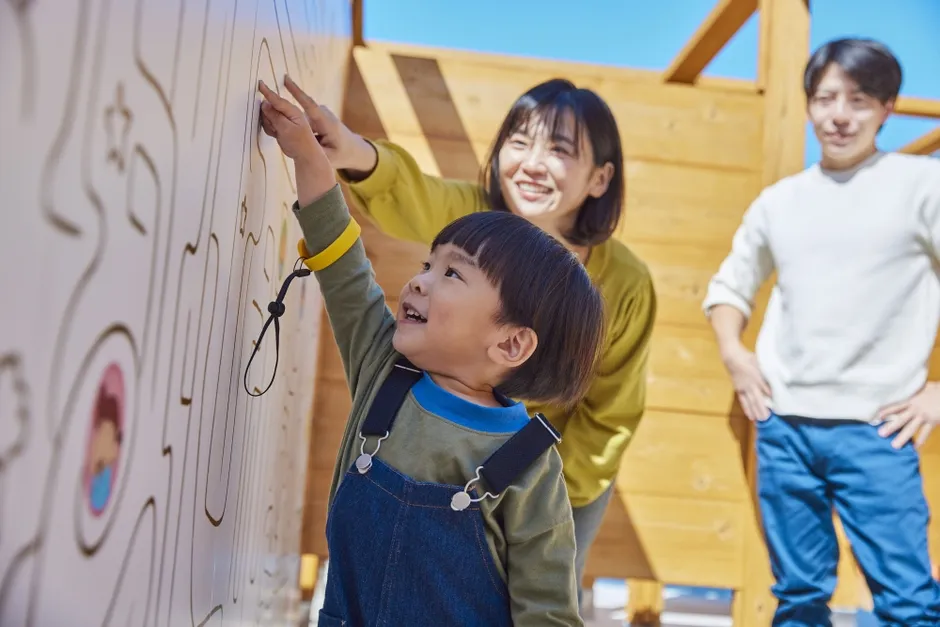 公園で遊ぶ家族の様子を捉えた写真