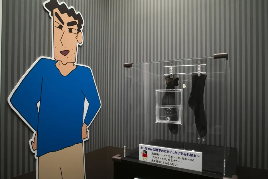 しんちゃんに登場するキャラクターの展示。靴下の匂いを嗅ぐ展示。