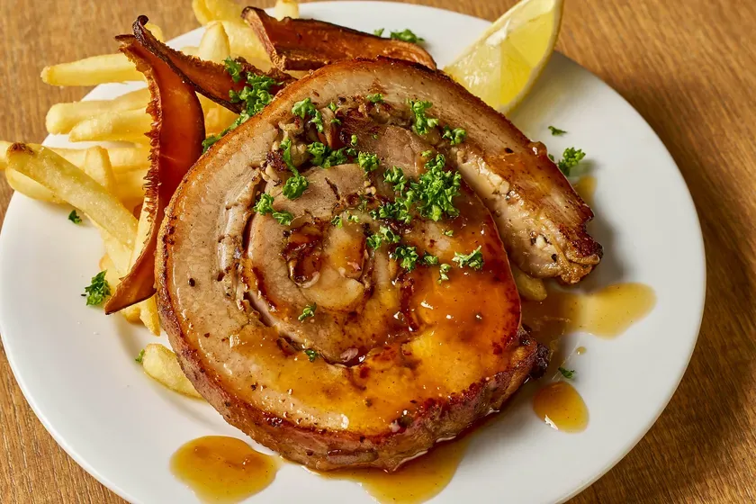 お皿に盛られたローストポークとフライドポテト