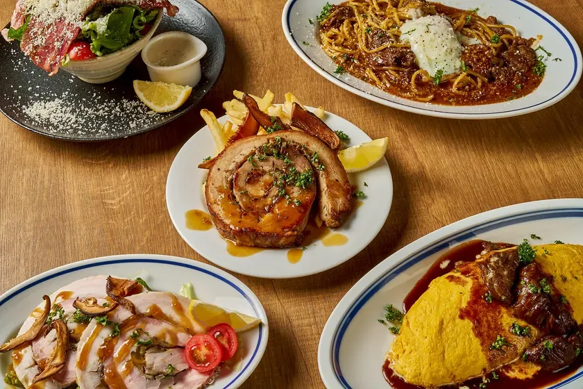 テーブルの上に様々な料理が並んだ写真