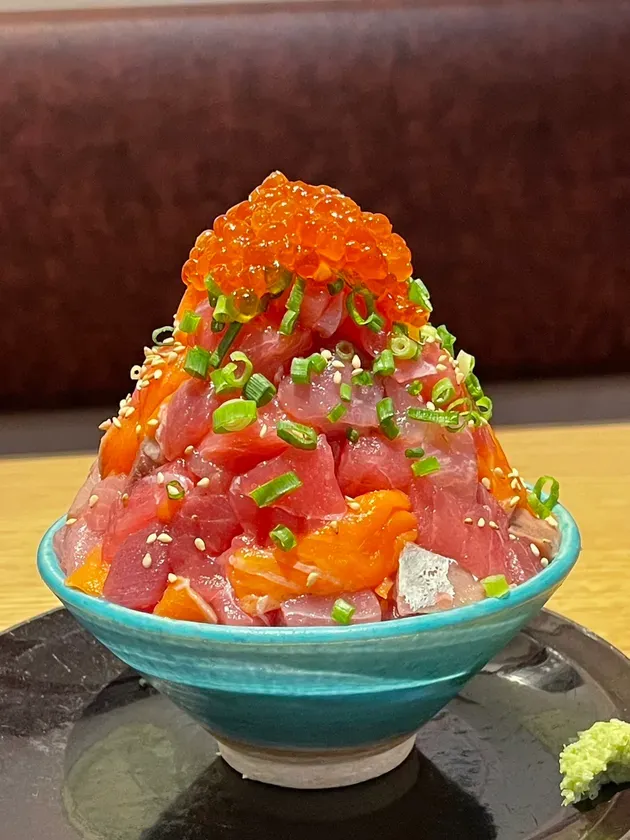 色とりどりの魚介類が盛り付けられた丼