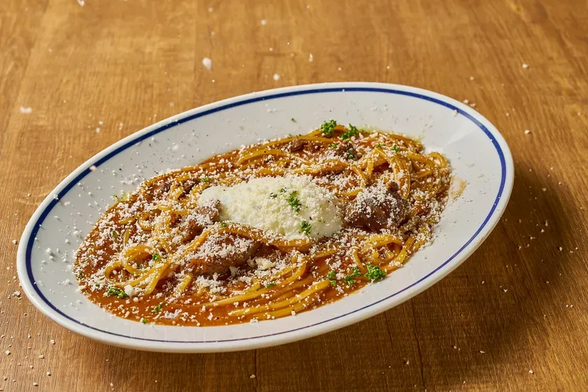 ミートソースで覆われたパスタ料理