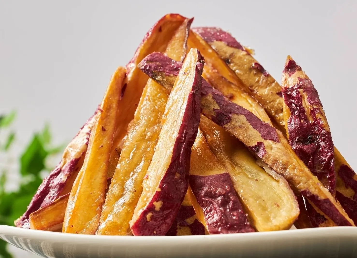 揚げられたサツマイモのフライドポテト