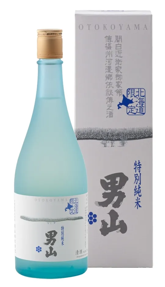男山の日本酒のボトルと箱の画像です。ボトルは水色で、ラベルには「男山」と大きく書かれています。箱には「OTOKOYAMA」の文字と、日本酒に関する情報が書かれています。