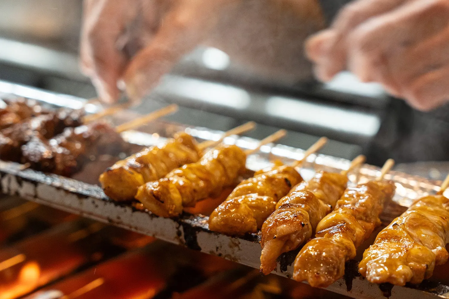焼き鳥が焼かれている様子を捉えた写真です。