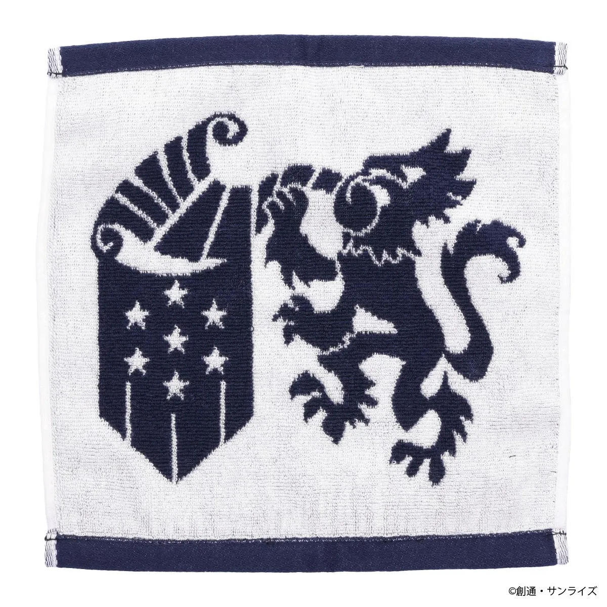 白地に、ネイビーの縁取りと紋章がデザインされたタオル。紋章は、旗とライオンを組み合わせたようなデザイン。