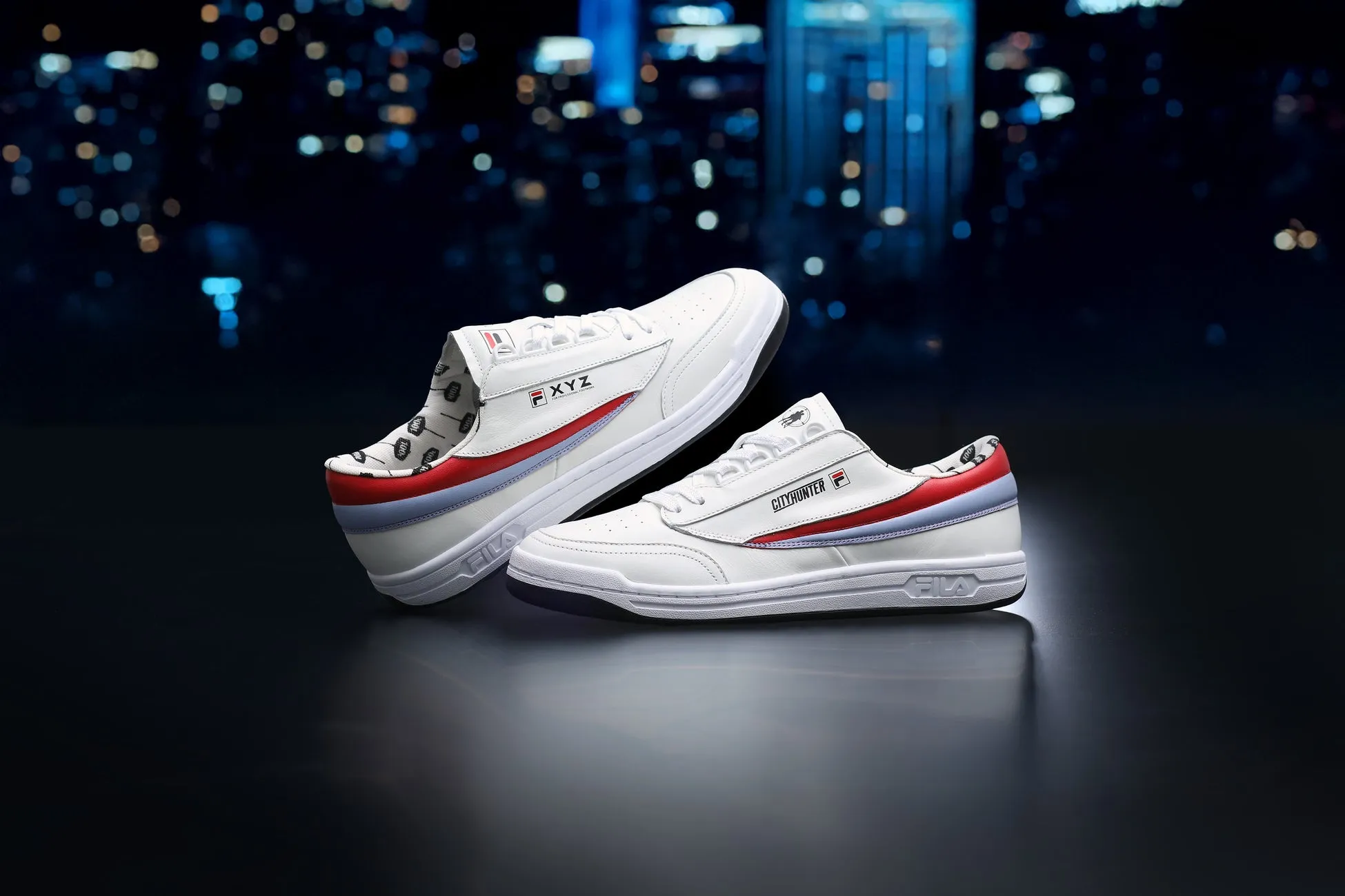 夜景を背景にした白いスニーカー
