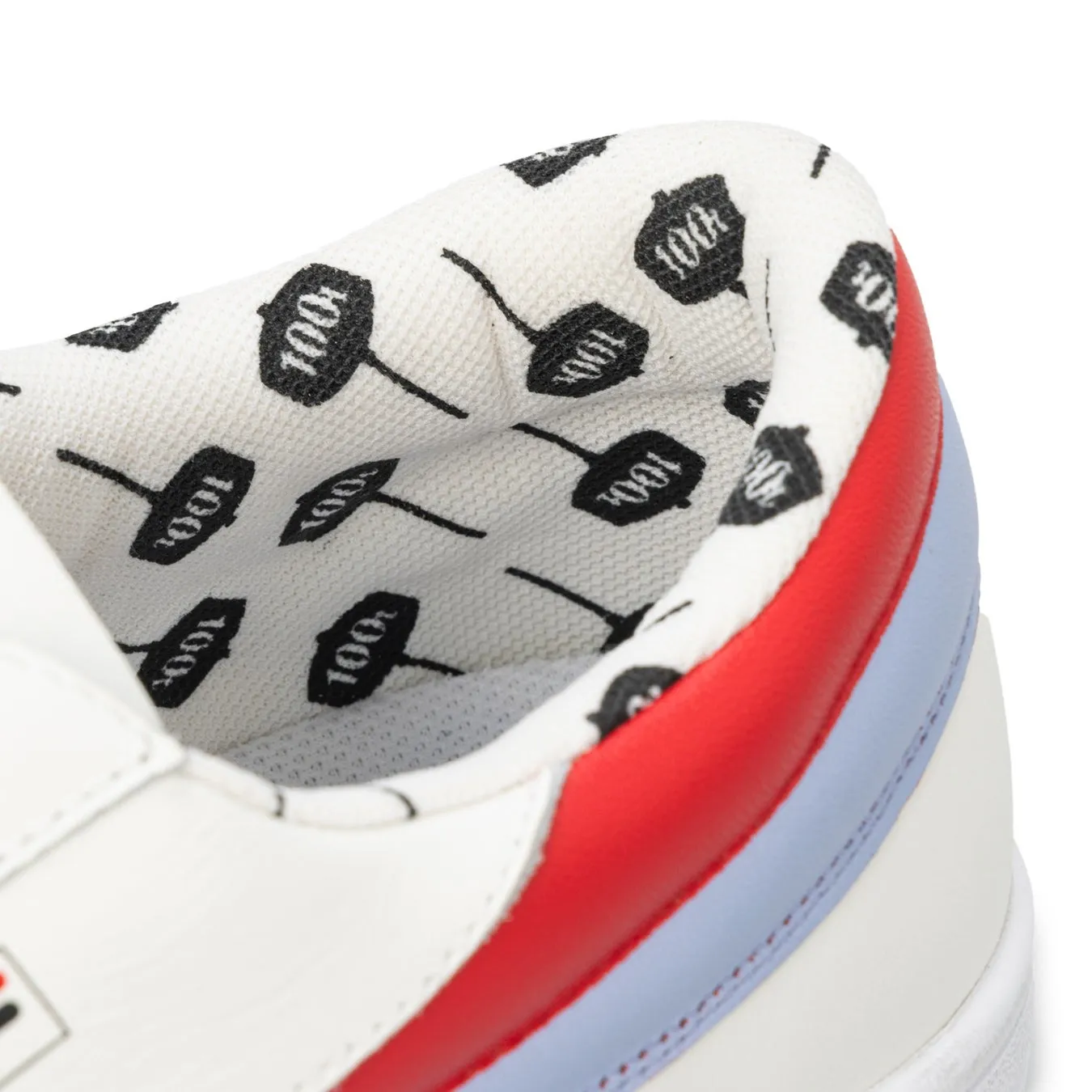 靴の内側に100tハンマー柄