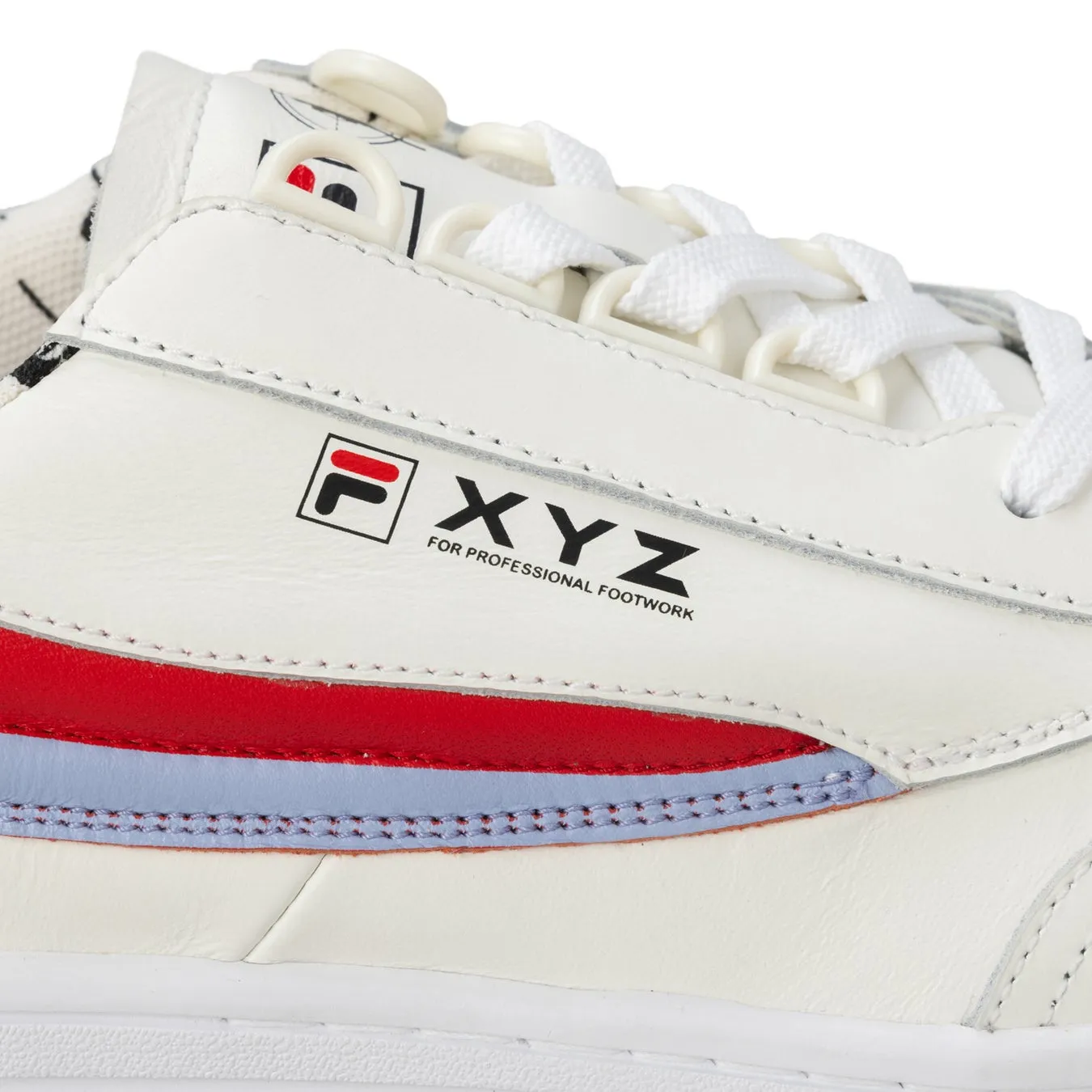 XYZの文字がプリントされたスニーカー