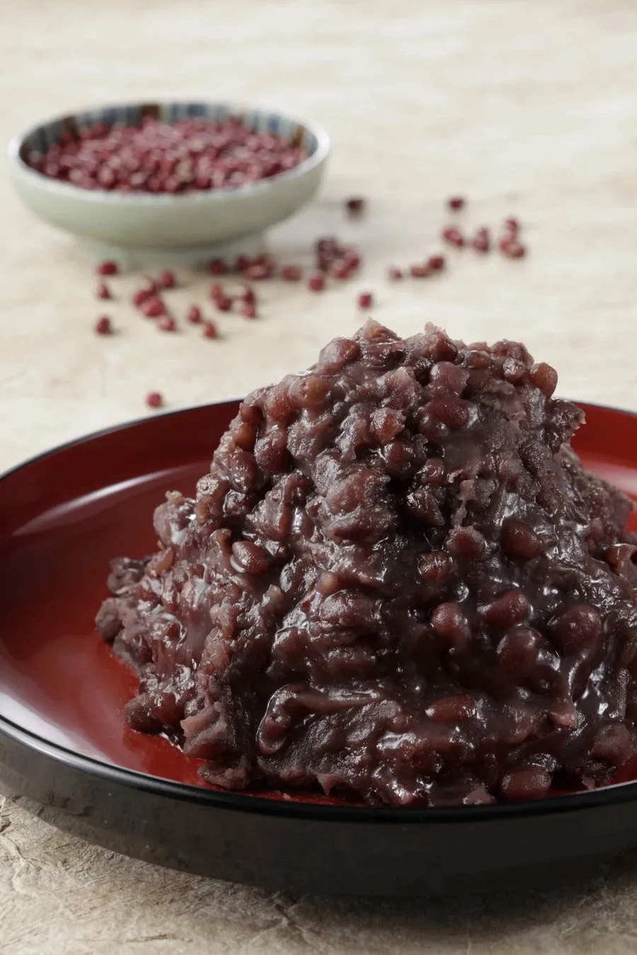 お皿に盛られた小豆餡の画像。奥には小豆の入った器が写っている。