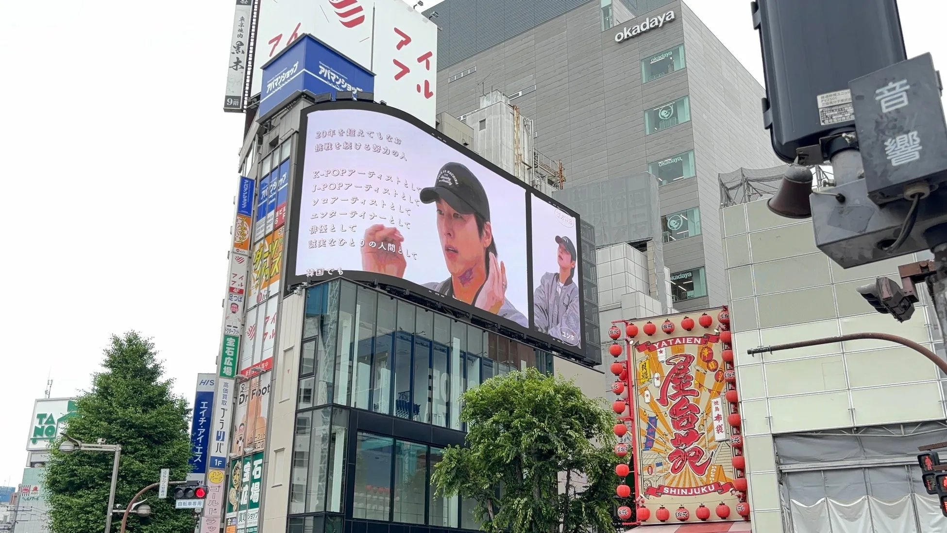 街頭ビジョンに映し出された韓国人アーティストの広告