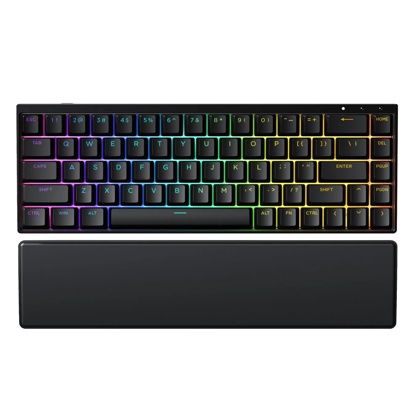 黒色のキーボードとリストレストの写真