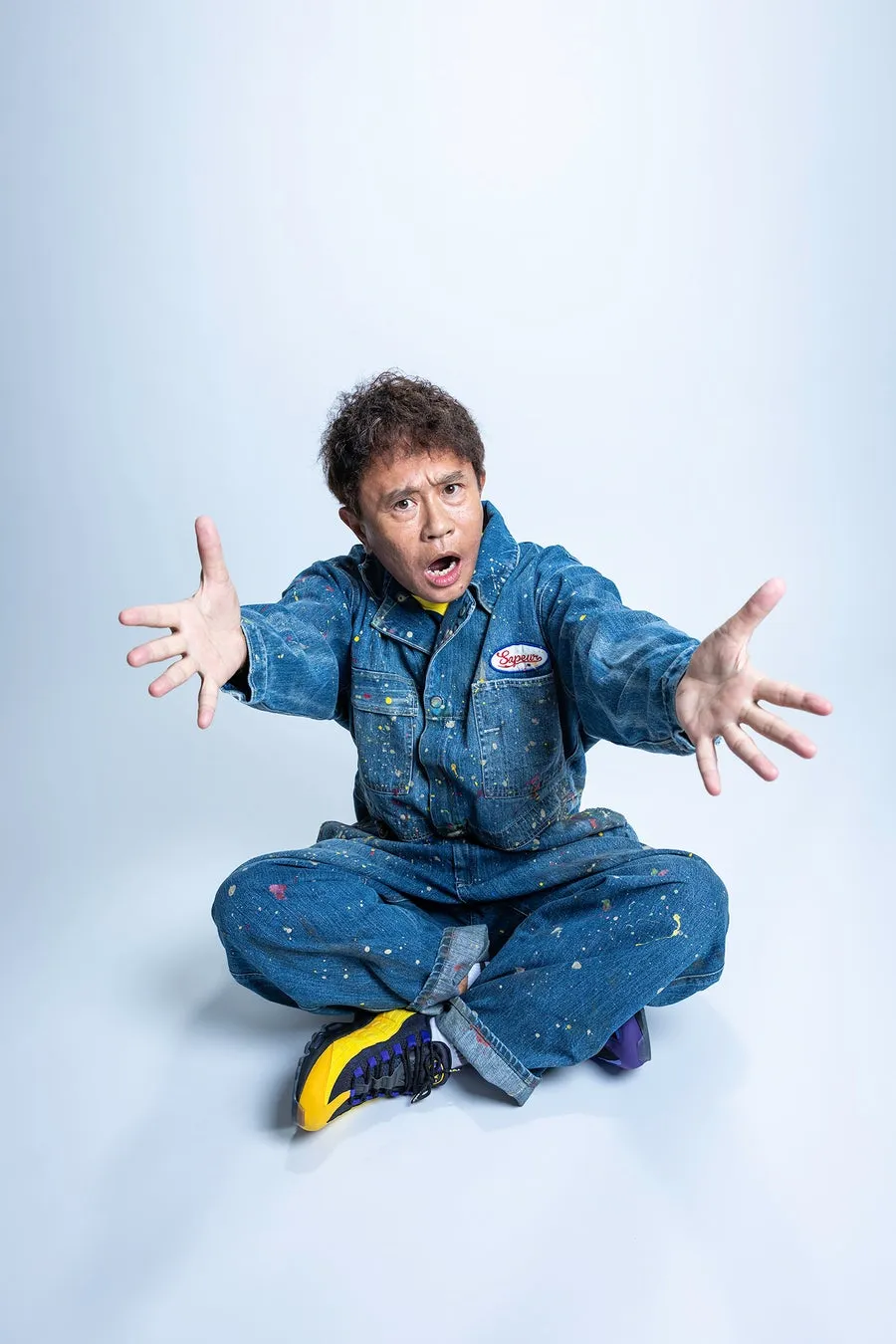 デニムのオーバーオールを着た男性 (SAPEur関連)