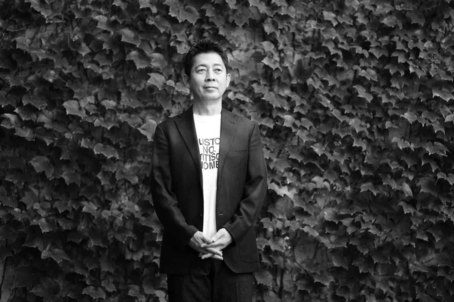 クリエイティブチームメンバーのモノクロポートレート