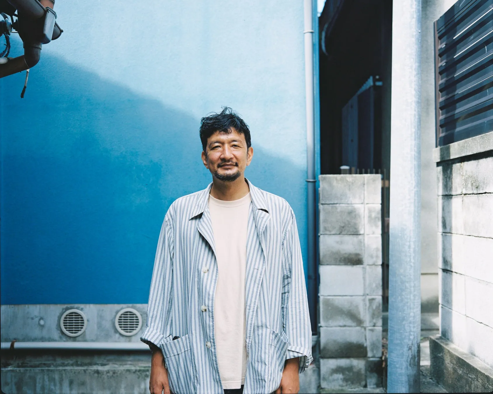 ストライプシャツの男性 (クリエイティブチームメンバー)