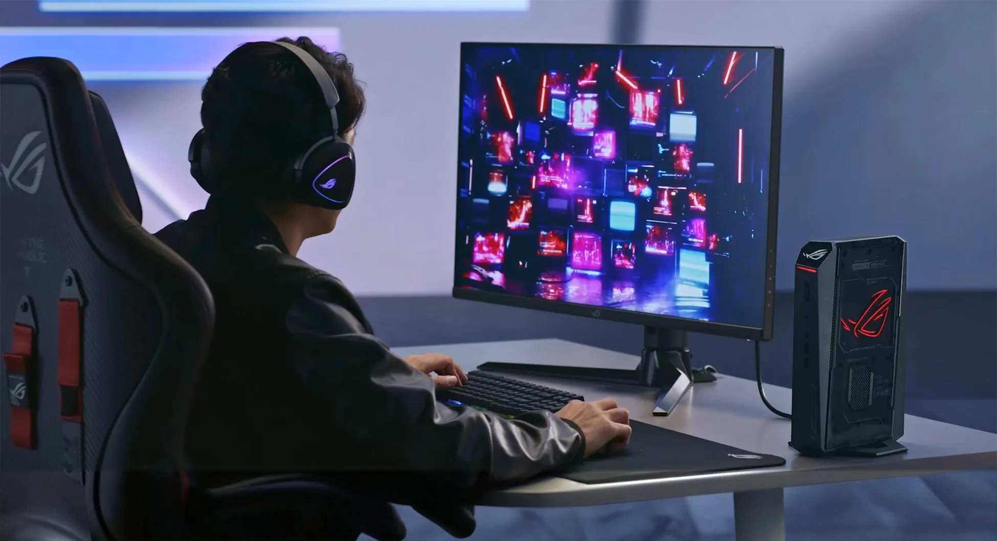 ゲーミング環境でヘッドホンを装着し、モニターとキーボードに向かう人物の様子。